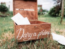 Dřevěná krabička Dary a přání na klíček